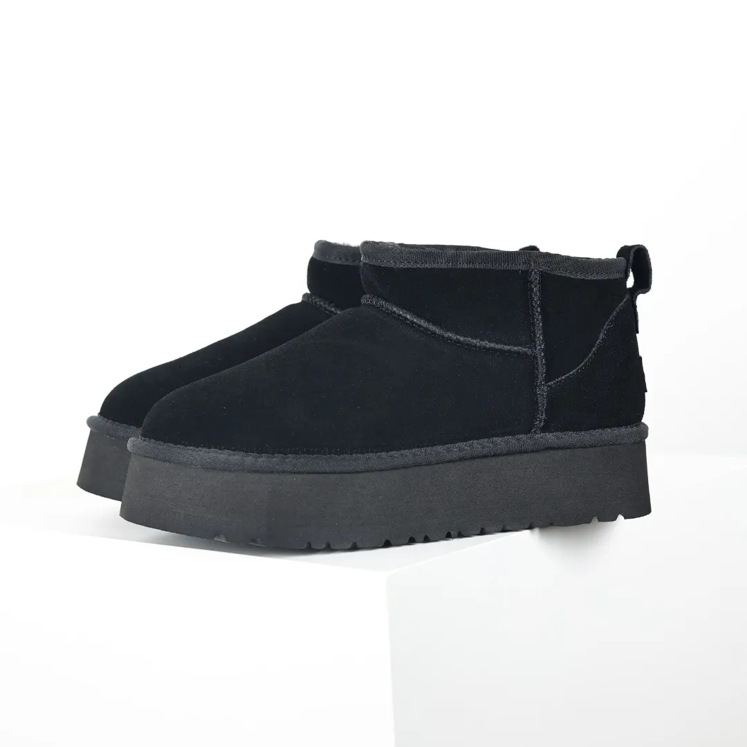 Pick up locally 💰440 The core recommendation is good price E4 UGG Thick-soled short style Zhou Dongyu and Wang Yibo's same series Xiaohongshu popular model Henan Longfeng leather production Cashmere insole is a very suitable choice for keeping warm in winter when going out and at home. In the new year, uug launched a style series, which is partially geared towards the preferences of young consumers and has also been at the forefront of fashion trends. Shoe body material UGGPURE™ implanted wool insole Lightweight non-slip and comfortable rubber outsole With brand LOGO and complete packaging Size: 35 36 37 38 39 40
